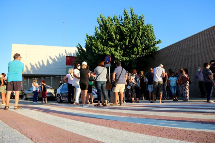 El Govern reforçarà la presència policial prop de l'escola d'Avinyonet, danyada per un tret d'arma de foc. ACN/ Gemma Sánchez