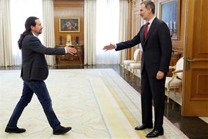 El líder de Podem, Pablo Iglesias, amb el rei Felip VI a La Zarzuela. ACN 