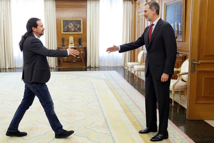 El líder de Podem, Pablo Iglesias, amb el rei Felip VI a La Zarzuela. ACN 