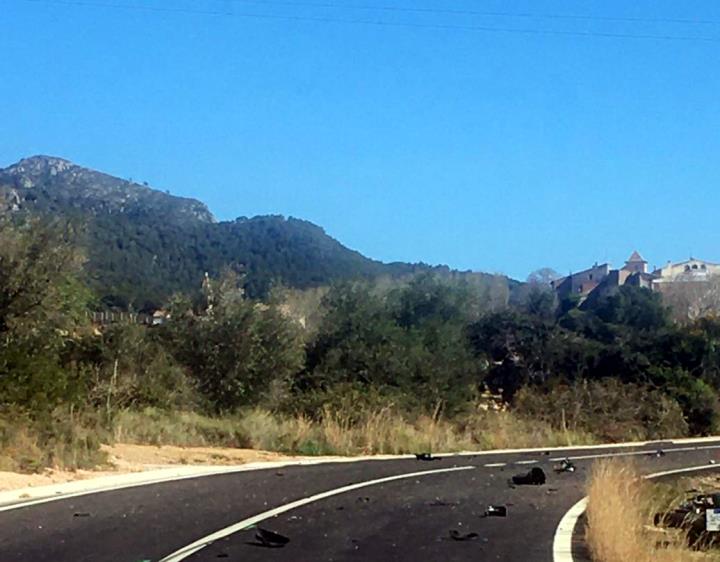 El lloc de l'accident a la TV-2401 amb restes de la moto sinistrada. Servei Català de Trànsit