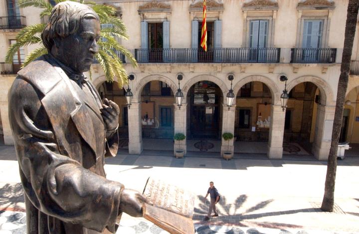 El Monument a Josep Tomàs Ventosa a la plaça de la Vila. Carles Castro