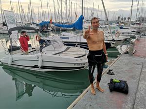El nedador que recull fons per l'ELA fa escala al Club Nàutic Vilanova. Club Natació Vilanova 