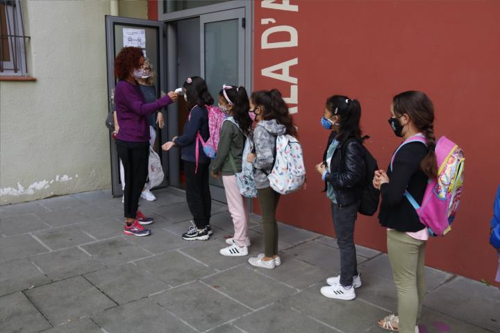 El personal de centres educatius que ho vulgui tindrà accés a una PCR d'automostra a la tornada de les festes de Nadal. ACN