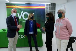 El portaveu del comitè d'acció política de Vox, Jorge Buxadé, i de la presidenta de Vox a Tarragona, Isabel Lázaro, amb altres càrrecs de Vox. ACN