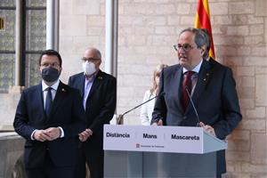 El president de la Generalitat inhabilitat, Quim Torra, amb el vicepresident Pere Aragonès en la seva declaració a la Galeria Gòtica del Palau. ACN