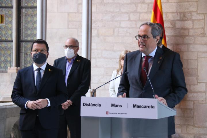 El president de la Generalitat inhabilitat, Quim Torra, amb el vicepresident Pere Aragonès en la seva declaració a la Galeria Gòtica del Palau. ACN