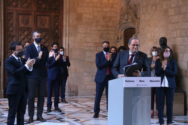 El president de la Generalitat inhabilitat, Quim Torra, envoltat dels membres del seu Govern, en la seva declaració a la Galeria Gòtica del Palau. ACN