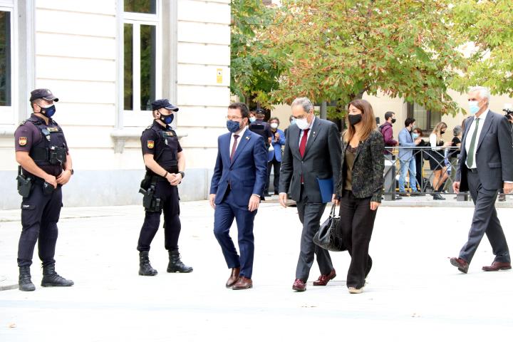 El president de la Generalitat, Quim Torra, el vicepresident, Pere Aragonès, i la consellera Meritxell Budó, a les portes del Suprem . ACN