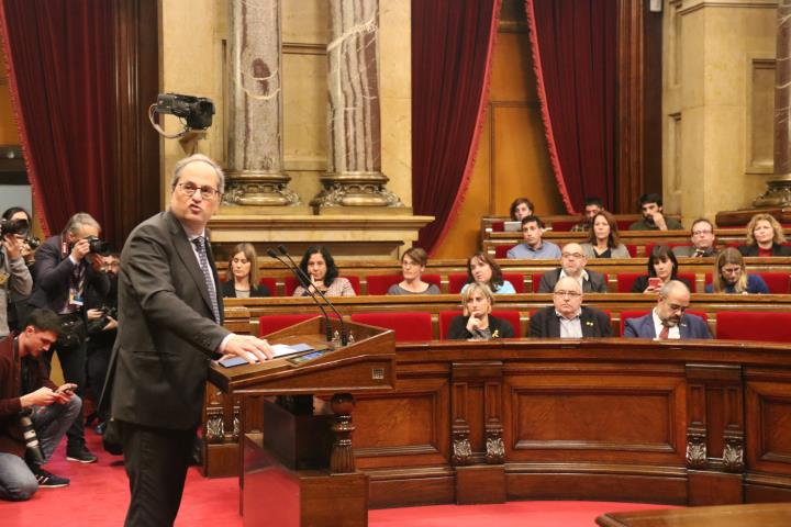 El president de la Generalitat, Quim Torra, mirant enrere cap on seu Roger Torrent durant la seva intervenció al ple, el 27 de gener del 2020. ACN