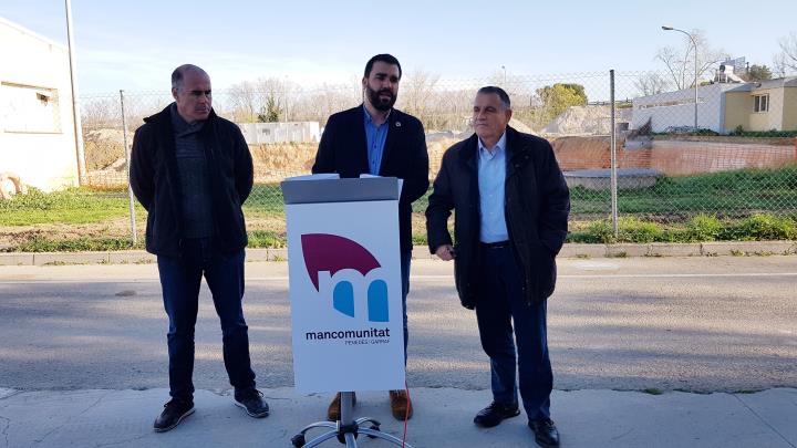 El president de la Mancomunitat, Sergi Vallès, amb el delegat del Govern al Penedès, Pere Regull i del vicepresident de la Mancomunitat, Jordi Bosch. 