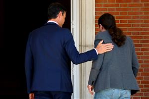 El president del govern electe, Pedro Sánchez, posa la mà a l'espatlla del líder de Podem, Pablo Iglesias. ACN/ Roger Pi de Cabanyes