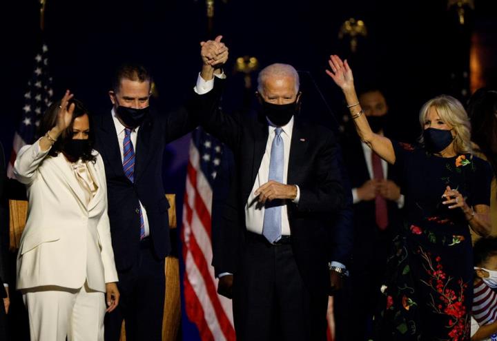 El president electe dels EUA, Joe Biden, i la seva número dos, Kamala Harris, amb les seves parelles durant les celebracions per la seva victòria elec