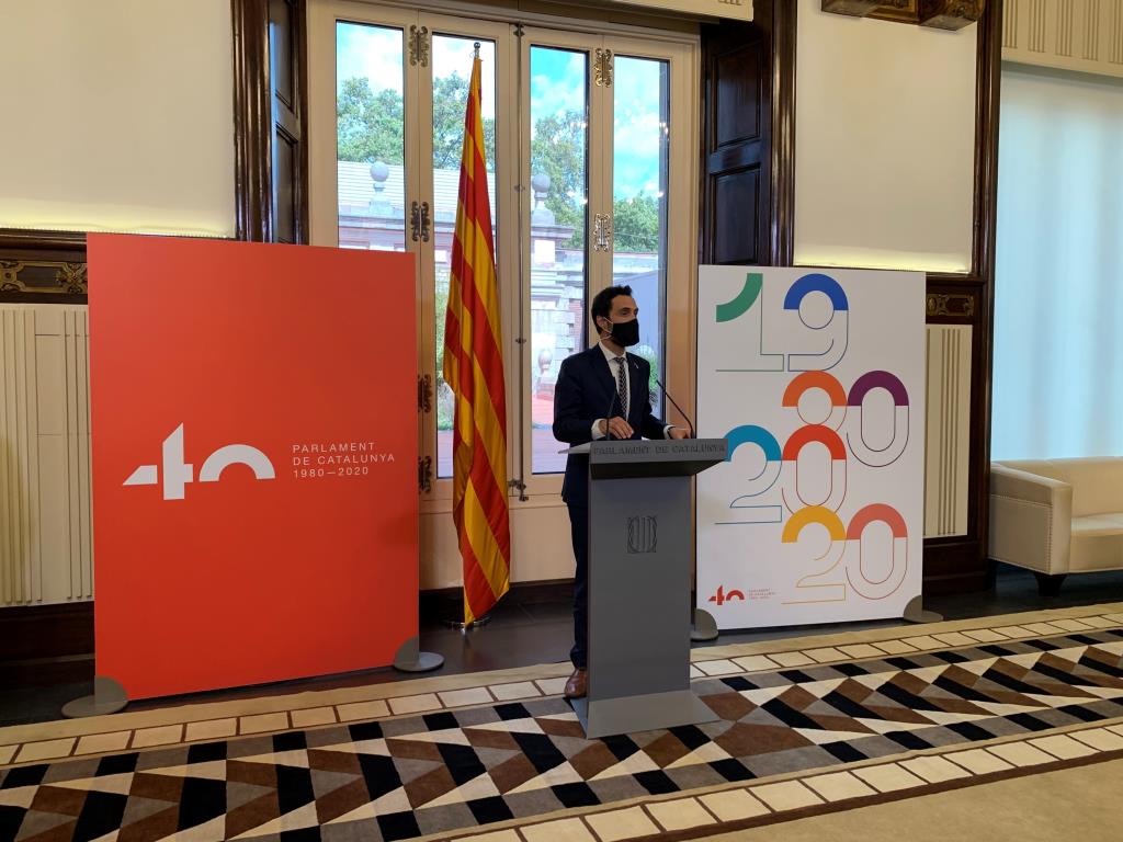 El president Torrent en l'acte de presentació del logotip i el cartell commemoratiu del 40è aniversari del Parlament