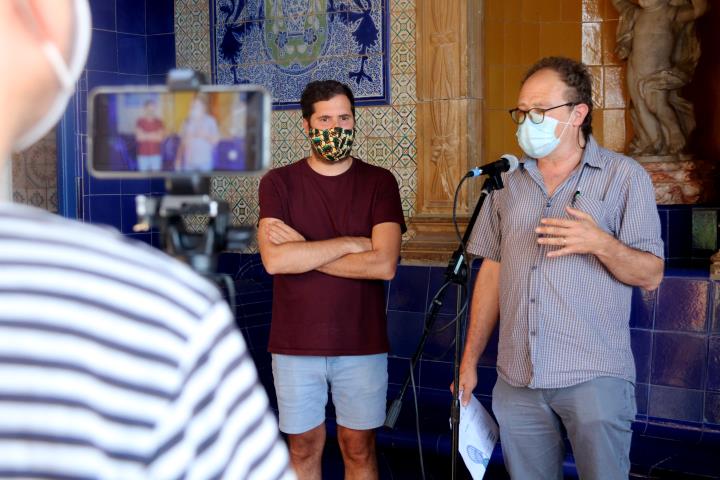 El regidor de Cultura de Sitges, Xavier Salmerón, i del director del Consorci de Patrimoni, Pere Izquierdo, durant la presentació del Sitgestiu. ACN
