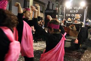 El rei Carnestoltes obre el carnaval de Vilanova amb un sermó ple de retrets i amb format de 'late night'