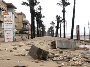 El temporal Glòria deixa sense passeig marítim el litoral del Garraf i el Baix Penedès. EIX/ Carles Castro