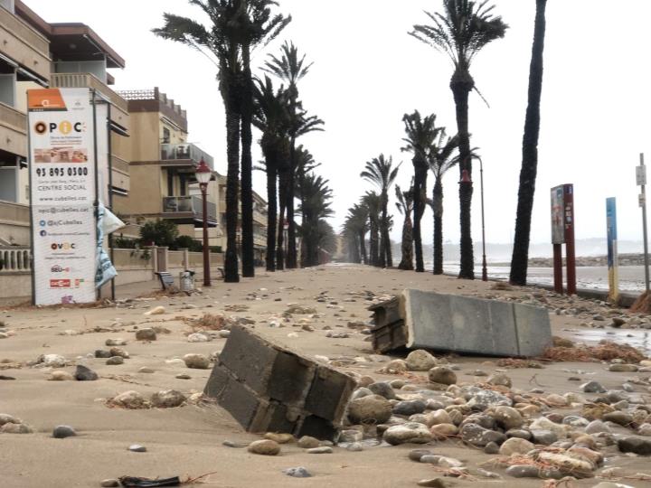 El temporal Glòria deixa sense passeig marítim el litoral del Garraf i el Baix Penedès. EIX/ Carles Castro