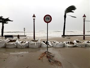 El temporal Glòria deixa sentir els seus efectes al passeig marítim de Cubelles