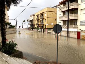 El temporal Glòria deixa sentir els seus efectes al passeig marítim de Cubelles