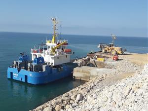 El transport de pedra des del port de Vallcarca a Tarragona per via marítima estalvia el pas de 40.000 camions per carretera. Generalitat de Catalunya