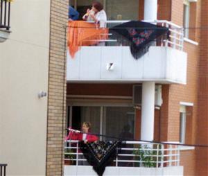 El Turuta treu Vilanova als balcons per alleugerir el confinament. EIX