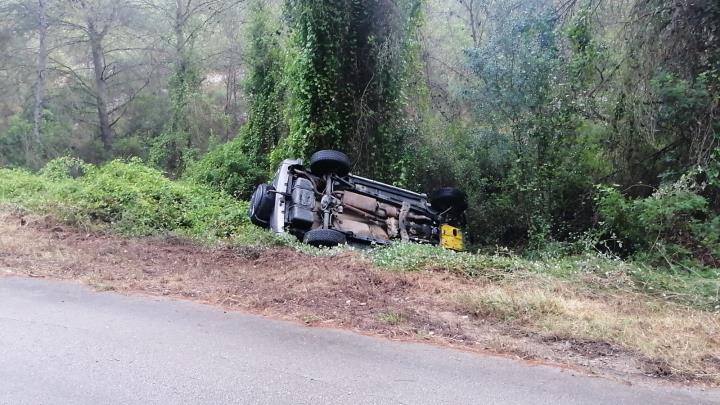 El vehicle accidentat a la carretera de Cubelles a Costa Cunit. Eix