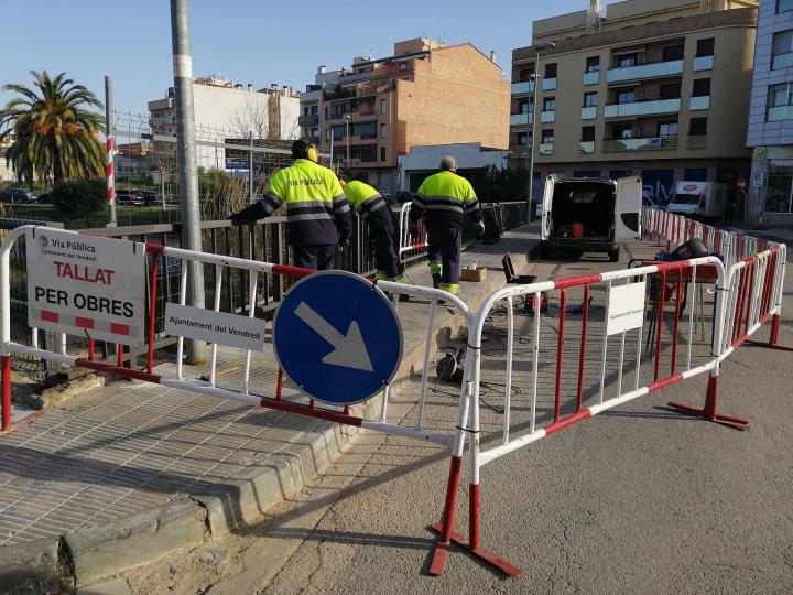 El Vendrell substitueix les baranes del pont nou del carrer Sant Jordi. Ajuntament del Vendrell