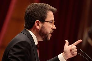 El vicepresident del Govern i conseller d'Economia i Hisenda, Pere Aragonès, gesticula en un moment del ple sobre pressupostos. Parlament - Job Vermeu