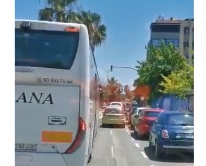 El vídeo d'un tècnic d'ambulàncies de Vilanova es viralitza a les xarxes per denunciar el col·lapse de la ronda Ibèrica. EIX