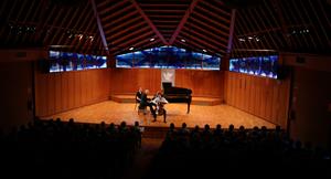 El violoncel·lista Bruno Philippe i del pianista Jérome Ducros en el concert inaugural del 38è Festival Internacional de música Pau Casals. ACN