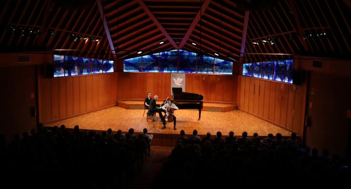 El violoncel·lista Bruno Philippe i del pianista Jérome Ducros en el concert inaugural del 38è Festival Internacional de música Pau Casals. ACN