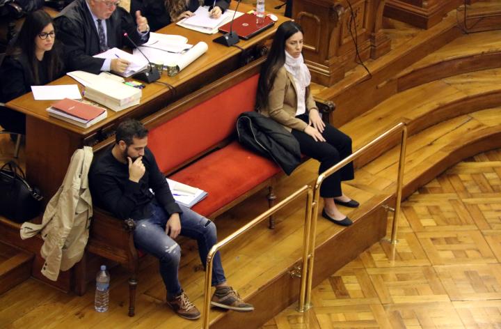 Els acusats pel crim de la Guàrdia Urbana, Albert López i Rosa Peral, durant el judici celebrat a l'Audiència de Barcelona, el 6 de març del 2020. ACN