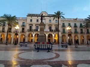 Els bombers retiren una cadira penjada sobre el monument de la plaça de la Vila de Vilanova