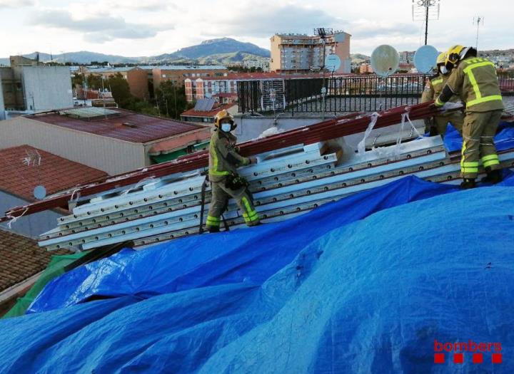 Els Bombers van fer dissabte una quarantena de sortides pel fort vent a l'àrea metropolitana, Vallesos i Penedès. Bombers