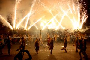 Els Diables de Vilanova, fent l'encesa en l'entrada a la plaça de les Neus, minuts abans d'abandonar l'acte de renovació del Vot del poble. ACN