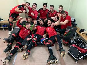 Els jugadors del CE Vendrell celebrant la victòria. Eix