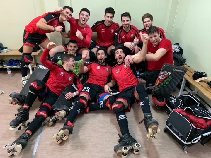 Els jugadors del CE Vendrell celebrant la victòria. Eix