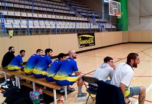 Els jugadors del CNB Vilanova a la banqueta. Eix