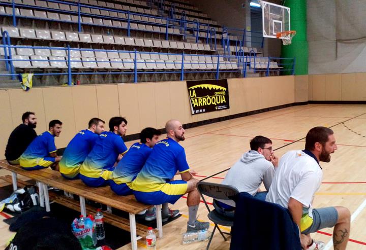 Els jugadors del CNB Vilanova a la banqueta. Eix