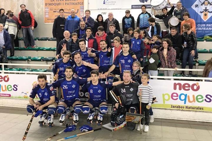 Els jugadors vilafranquins amb bona part de l'afició desplaçada a la capital del Garraf. Raimon Mascaró