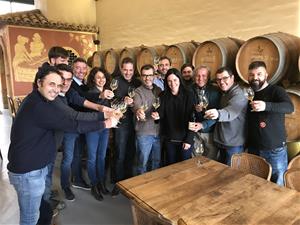 Els membres de l'Associació de Viticultors i d'Elaboradors Corpinnat brindant per la incorporació del celler Can Descregut a la marca col·lectiva. Cor