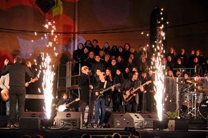 Els membres dels Lax'n'Busto i les corals del Vendrell en la interpretació de l'himne. ACN / Mar Rovira