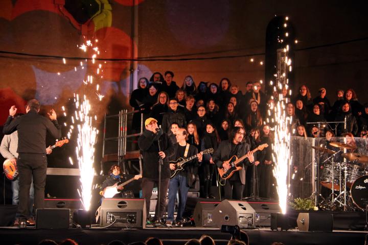 Els membres dels Lax'n'Busto i les corals del Vendrell en la interpretació de l'himne. ACN / Mar Rovira