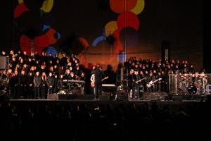 Els membres dels Lax'n'Busto i les corals del Vendrell en la interpretació de l'himne