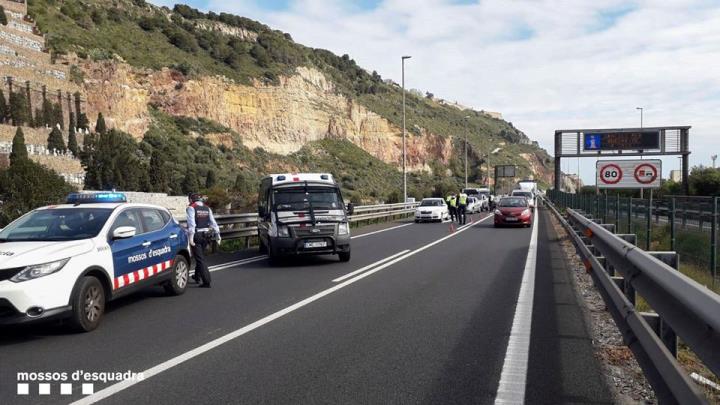 Els Mossos despleguen un total de 200 controls a les carreteres per restringir els desplaçaments el cap de setmana. Mossos d'Esquadra