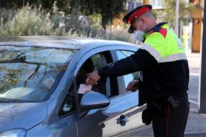 Els Mossos d'Esquadra i la Policia Local del Vendrell fan controls per vetllar pel compliment del confinament perimetral. ACN