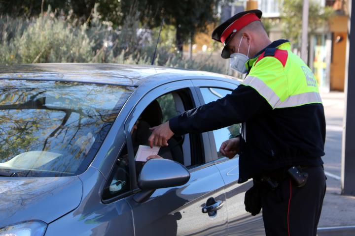 Els Mossos d'Esquadra i la Policia Local del Vendrell fan controls per vetllar pel compliment del confinament perimetral. ACN