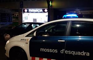 Els Mossos intensifiquen els patrullatges al voltant dels establiments de serveis essencials. Mossos d'Esquadra