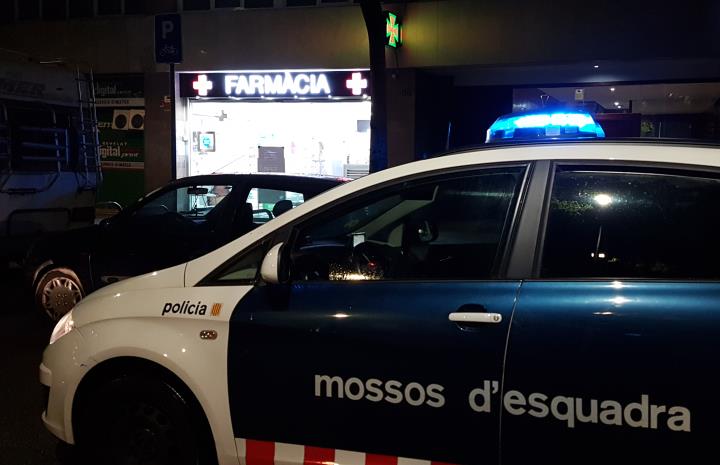 Els Mossos intensifiquen els patrullatges al voltant dels establiments de serveis essencials. Mossos d'Esquadra