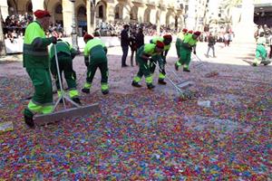 Els operaris de la neteja van recollir més de 8 tones de caramels de la plaça de la Vila durant les Comparses. Ajuntament de Vilanova